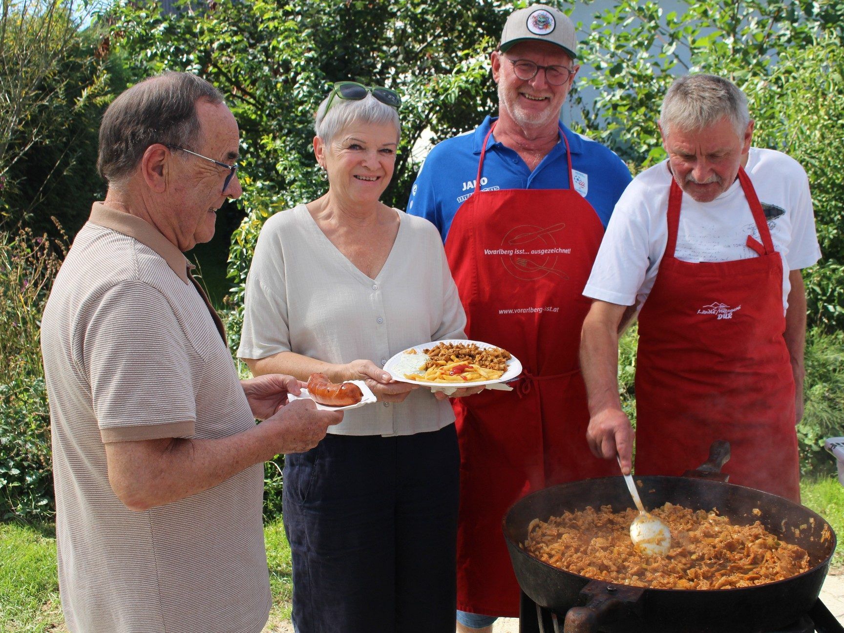 Neben der obligaten Fest-Grillwurst hatte die „Fußballer-Küche“ als Überraschung griechische Spezialitäten in der Pfanne: Gyros mit Zaziki.
