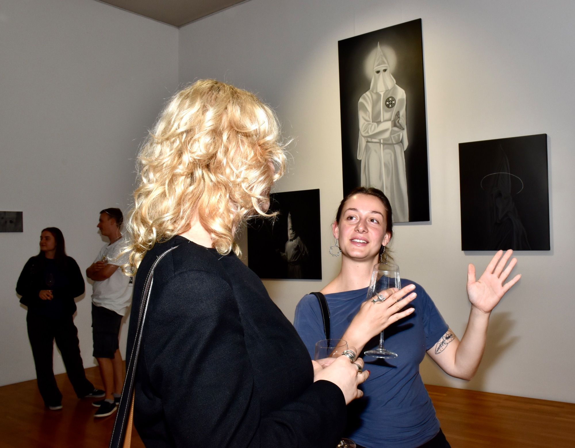 Der ausstellende Künstler Tyrone Egbowon gemeinsam mit Amalia Biltz, Laura Engstler und anderen im Kunstraum Remise in Bludenz. 