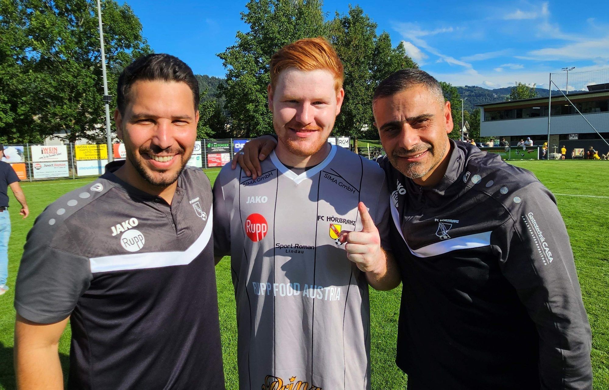Optimismus ist angesagt: Das Trainer-Duo Cetin Batir und Dursun Karatay mit Tormann-Neuerwerbung Manuel Herbert aus Langen.