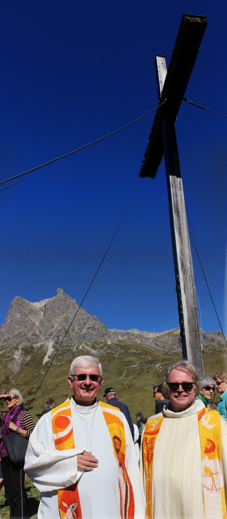 Nach mehr als 30 Jahren haben sich ihre Wege beim Friedenskreuz am Simmel wieder gekreuzt: Pater Adrian und sein ehemaliger Schüler Friedel Kaufmann.