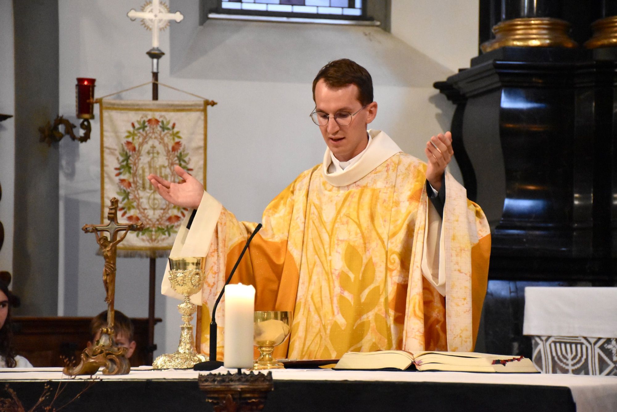 Kaplan Jakob bei der Eucharistie.
