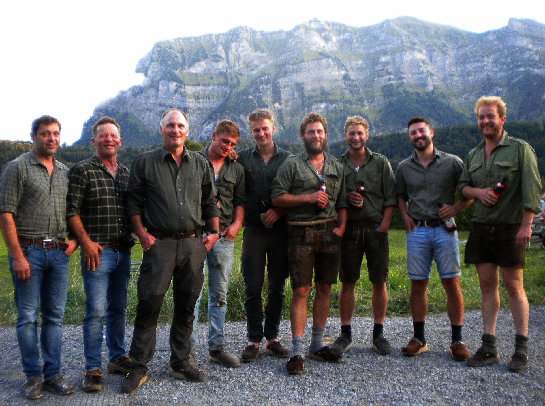Seit mehr als zehn Jahren Hirte auf Derra konnte sich Andreas Berchtold (vierter von rechts) auch heuer beim „Huozüho“ auf ein erfahrenes Team verlassen, das die Herde wohlbehalten nach Bizau brachte.