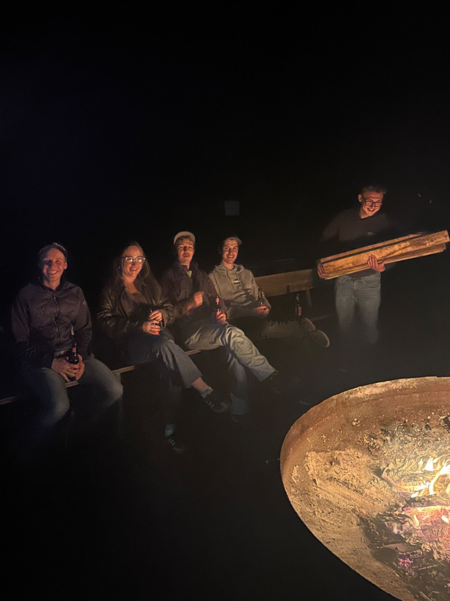 Gemütlicher Ausklang am Lagerfeuer.