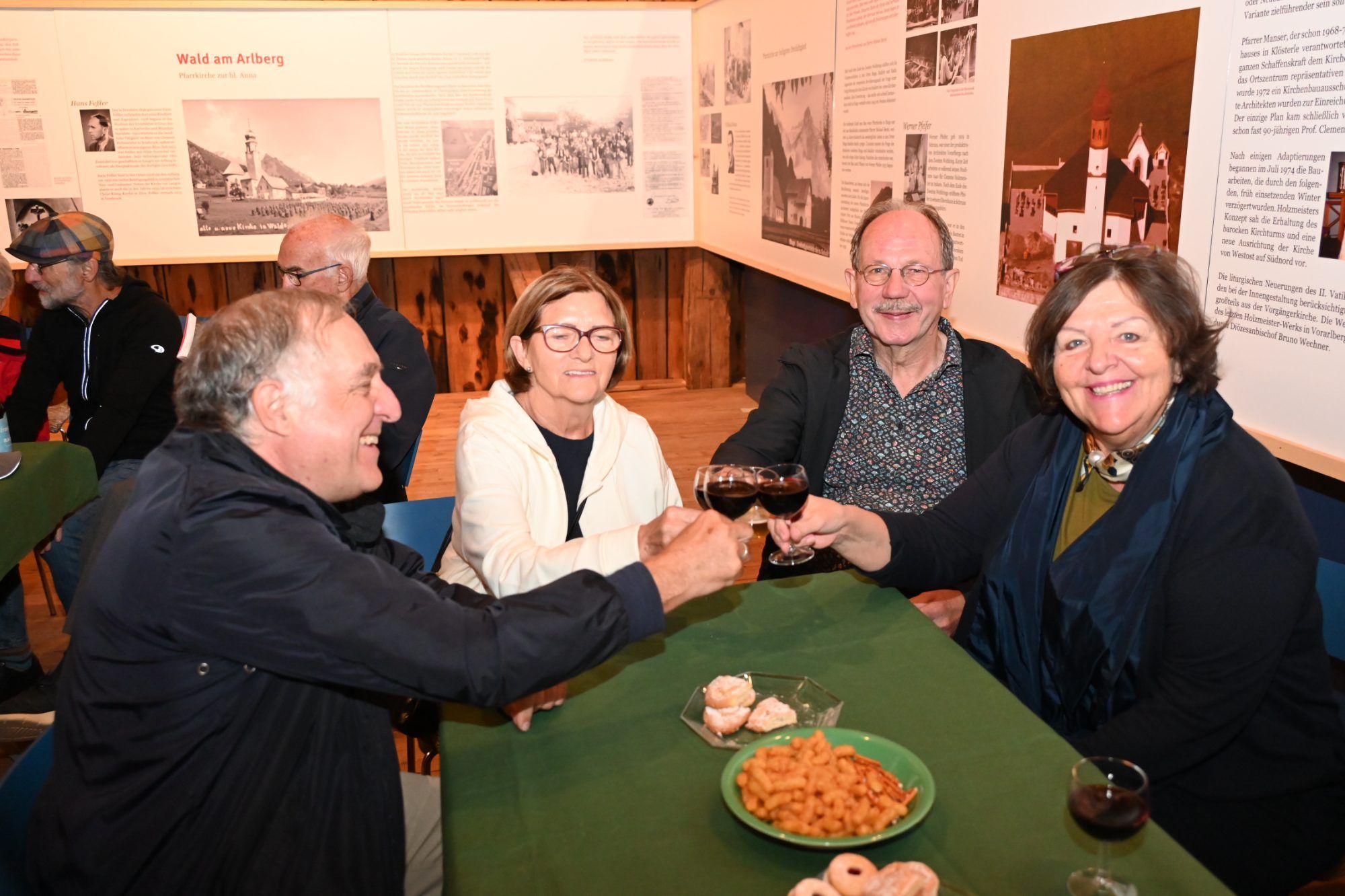 Gemütlicher Austausch beim Erzählcafe im Tenn des Klostertal Museum.