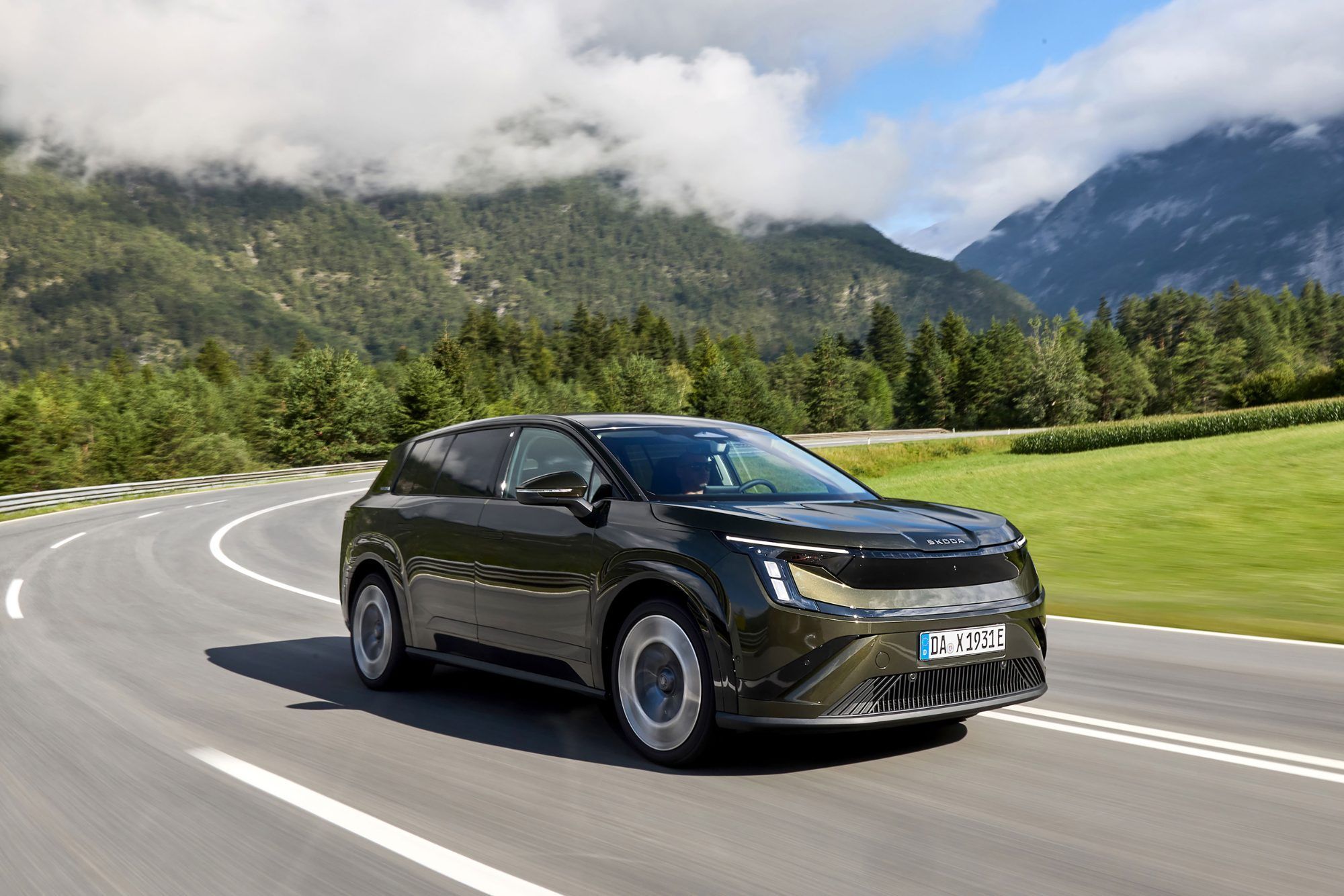 Schlanke Linie und smarter Look: Äußerlich wirkt der 4,87 Meter lange Skoda Peaq statt wie ein Full-Size-SUV eher wie ein Kombi-Crossover