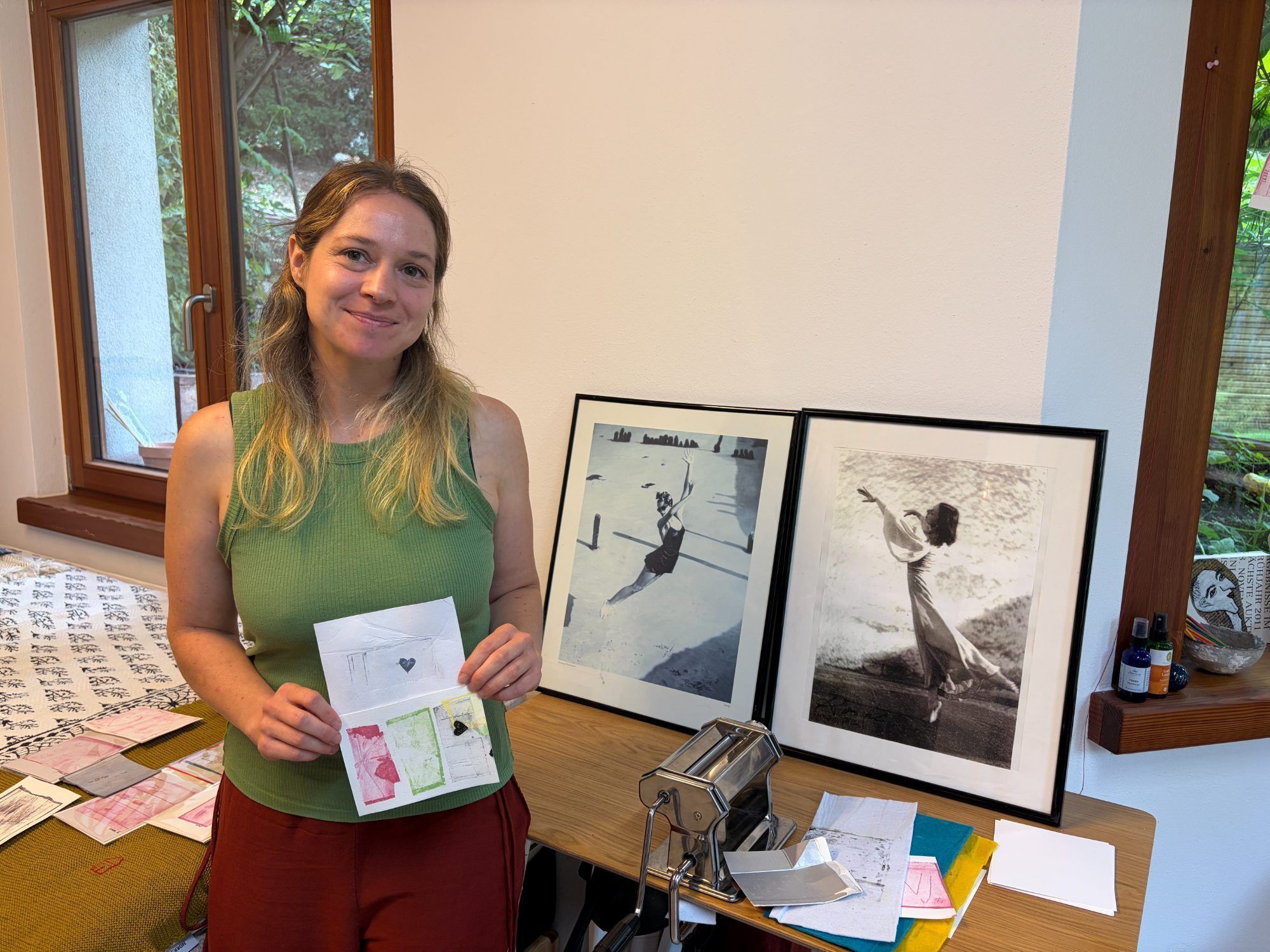 Lea Kieber präsentiert eine aus einem Tetrapack entstandene Karte für das kommende KinderKunstFest.