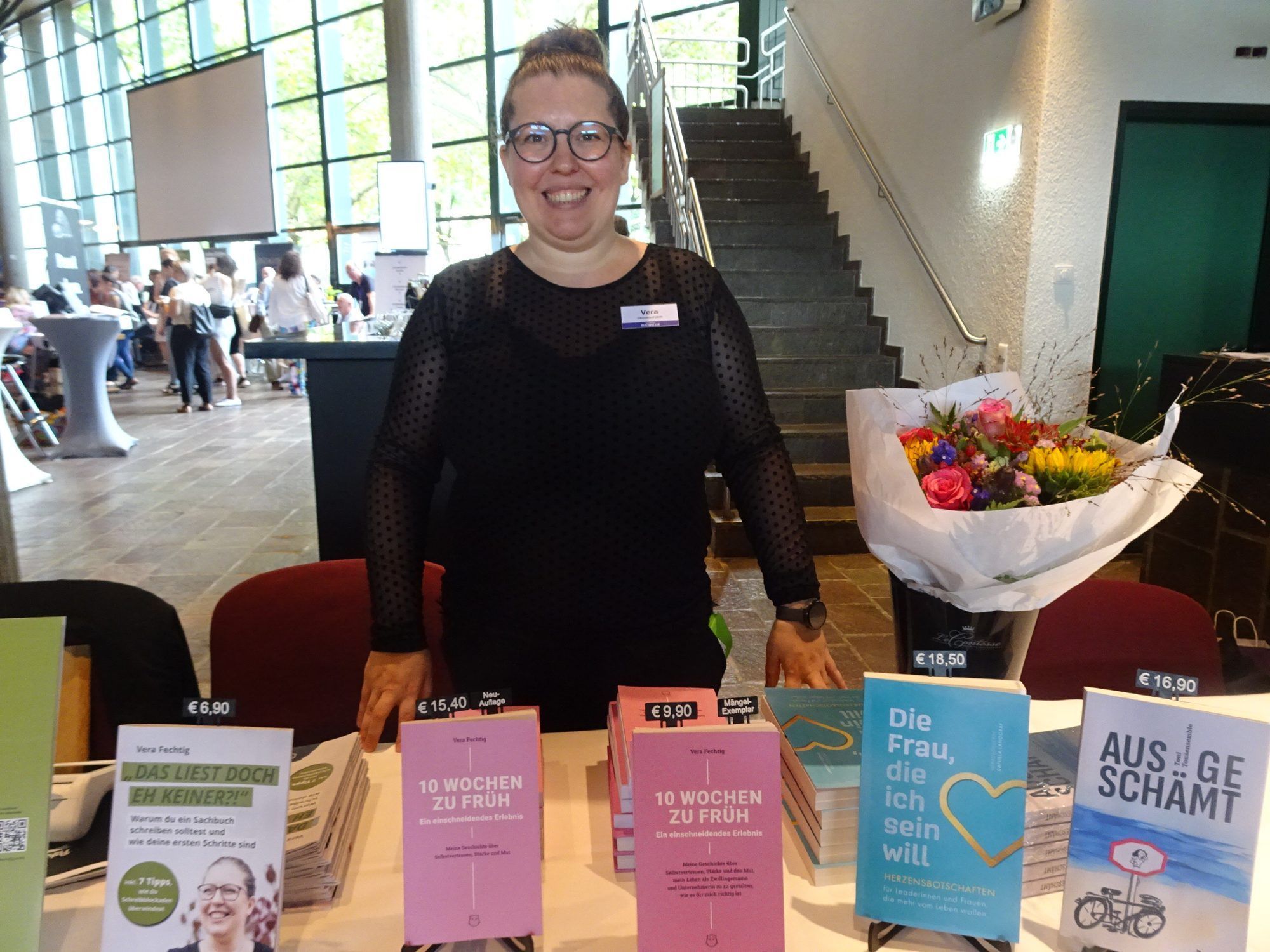 Auch Organisatorin Vera Fechtig hatte einen Stand mit ihren veröffentlichten Büchern.