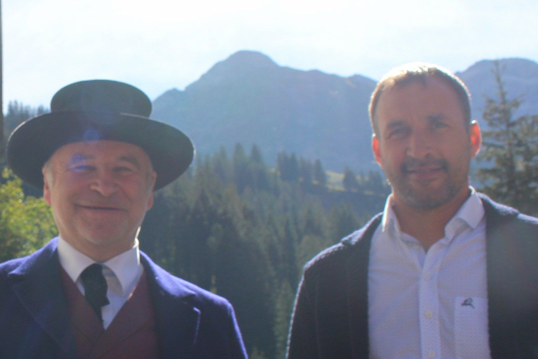 So wie im Vorjahr, als das Gipfelkreuz auf die Höferspitze getragen statt geflogen wurde, hat Jodok Felder (re.) „ausdrücklich darauf bestanden“, dass auch das „Juppenkreuz“ nach alter Bergsteiger-Tradition zu Fuß auf die Juppe (im Hintergrund) gebracht wird.