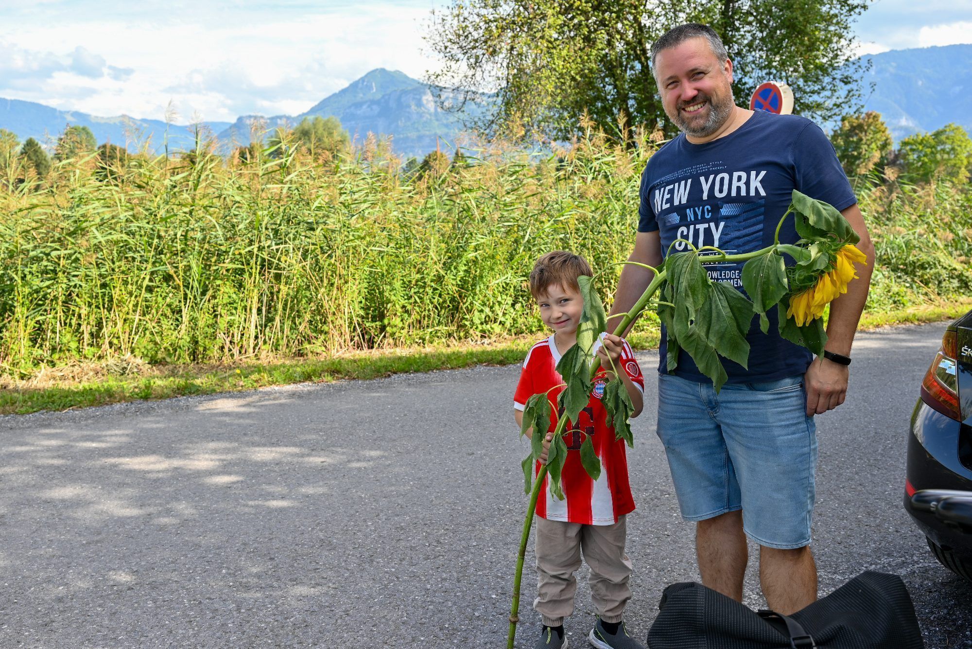Noah und sein Papa Daniel brachten ihre Sonnenblume zur Prämierung beim OGV-Festplatz.