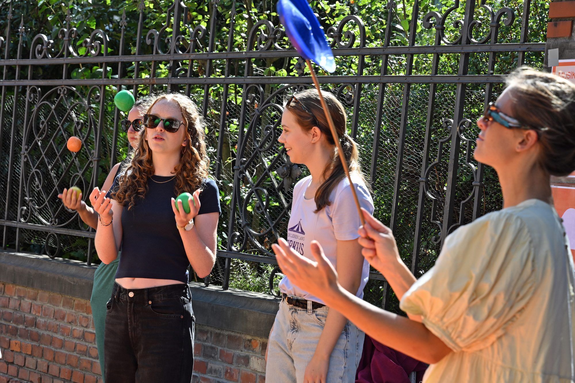 Beim Stand der Musikschule wurde jongliert.