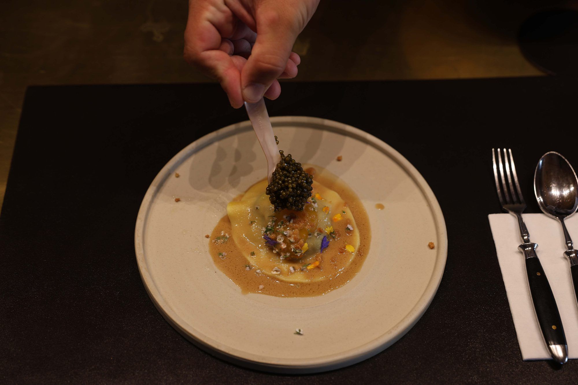 Unten die ganz wichtige Sauce, oben ein Löffel Kaviar.