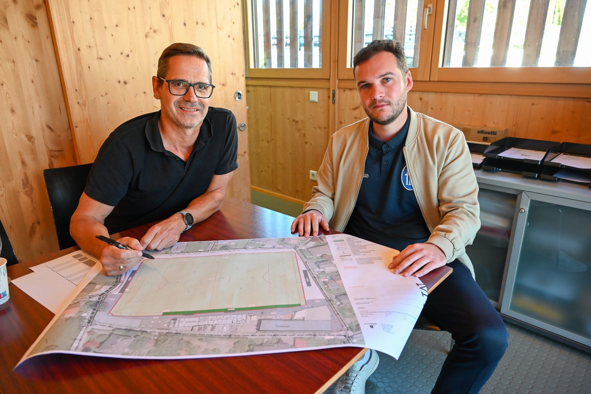 Thomas Sperger und David Grabher vom FC Lustenau präsentieren den Sanierungsplan für den neuen Rasen im Holz.