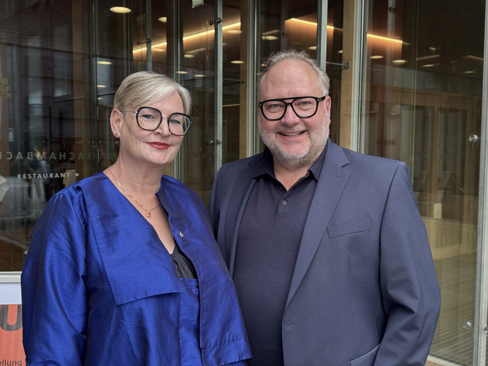 Moderatorin Andrea Fritz- Pinggera mit Fotokünstler Jens Ellensohn.