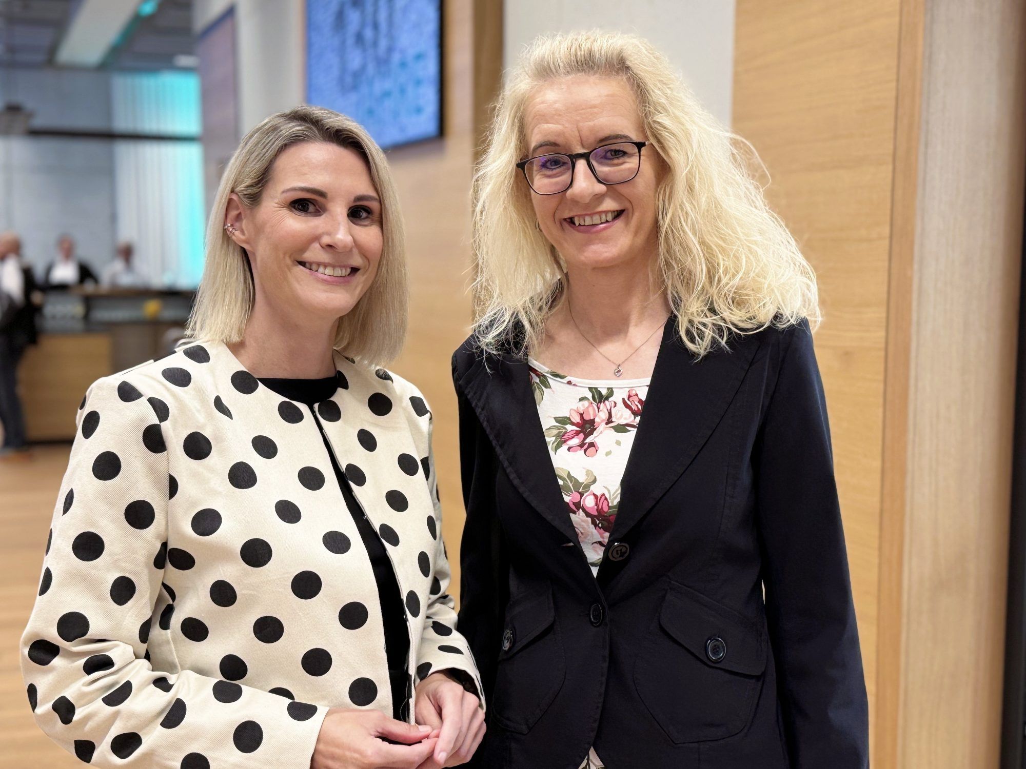 Michaela Mayer (Ass.d. Geschäftsführung) und Alexandra Heinzle (Verkauf).