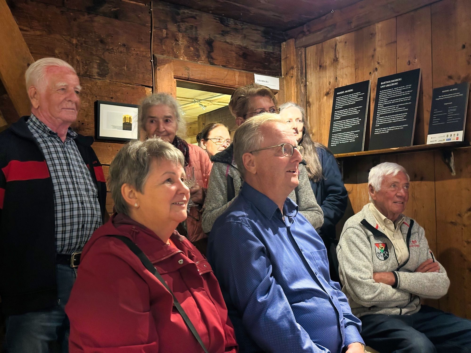 Faszinierte Besucherinnen und Besucher der neuen Sonderausstellung „WANDEL AM BÄRG“ im Museum Frühmesshaus Bartholomäberg - vorne in der Mitte: Bgm. Martin Vallaster.