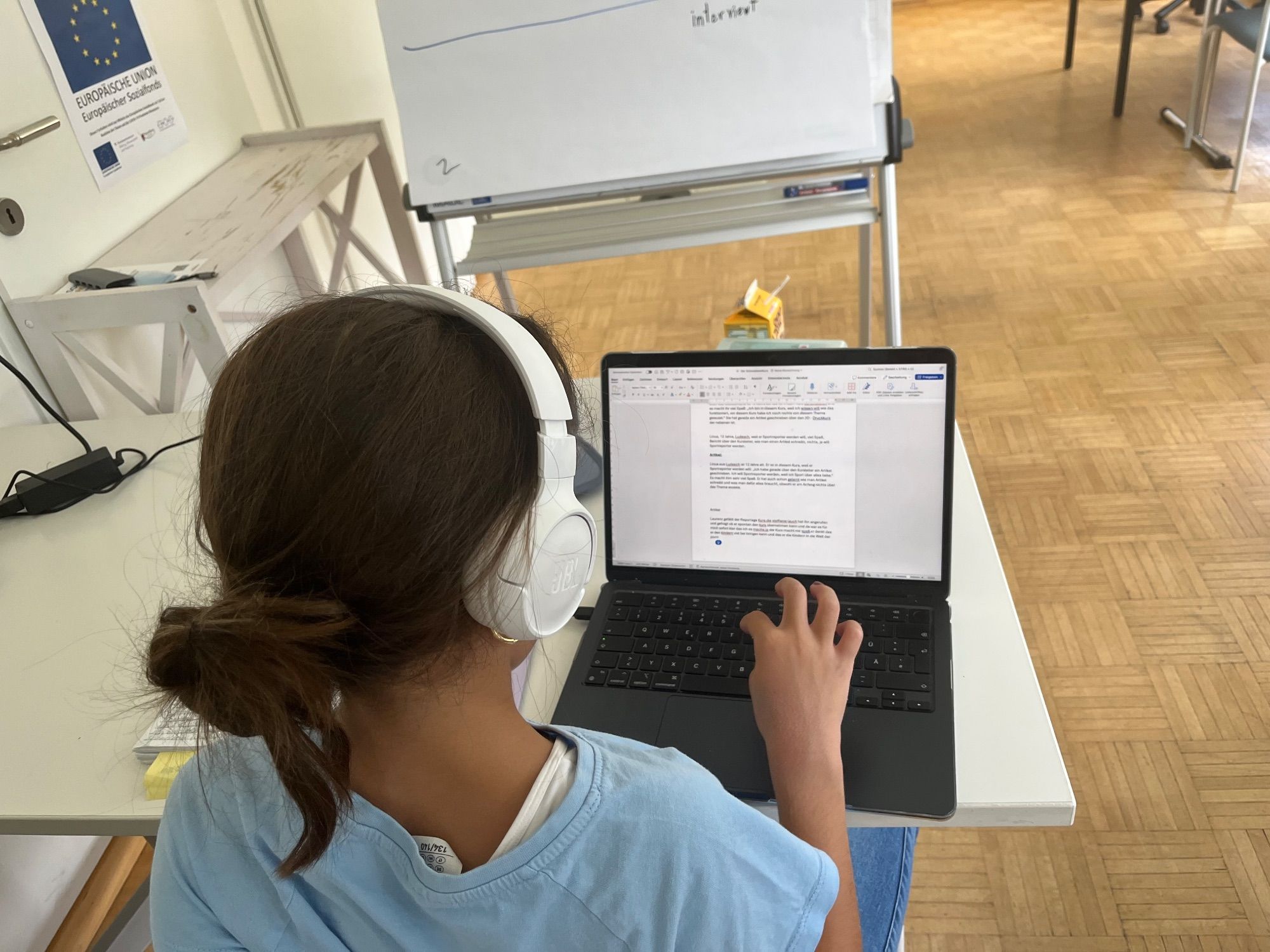 Liva-Gül schreibt am Computer einen Artikel.