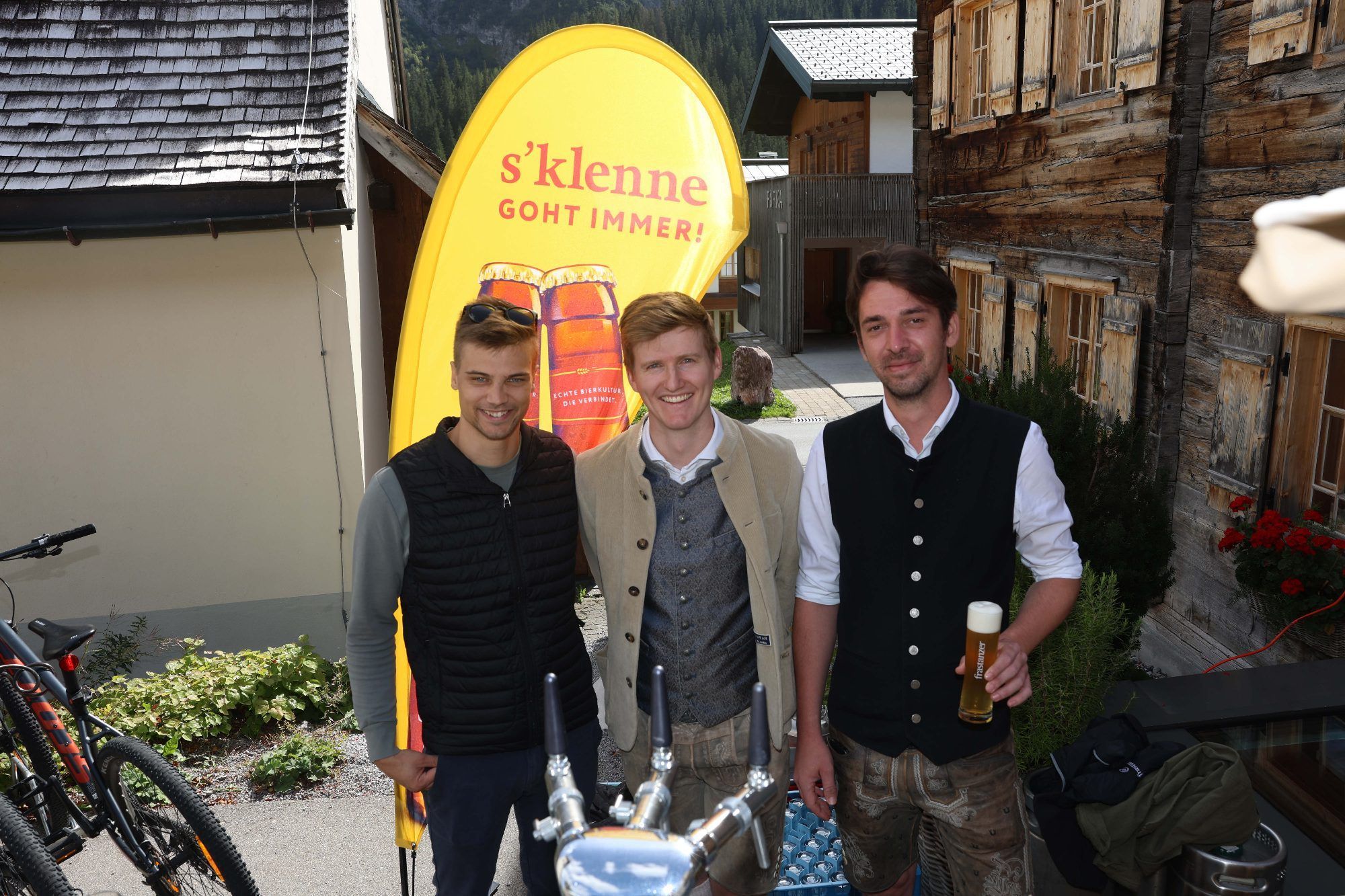 Luca Dobler und Elias Fitz (Brauerei Frastanz) und Hendrik Eccarius (