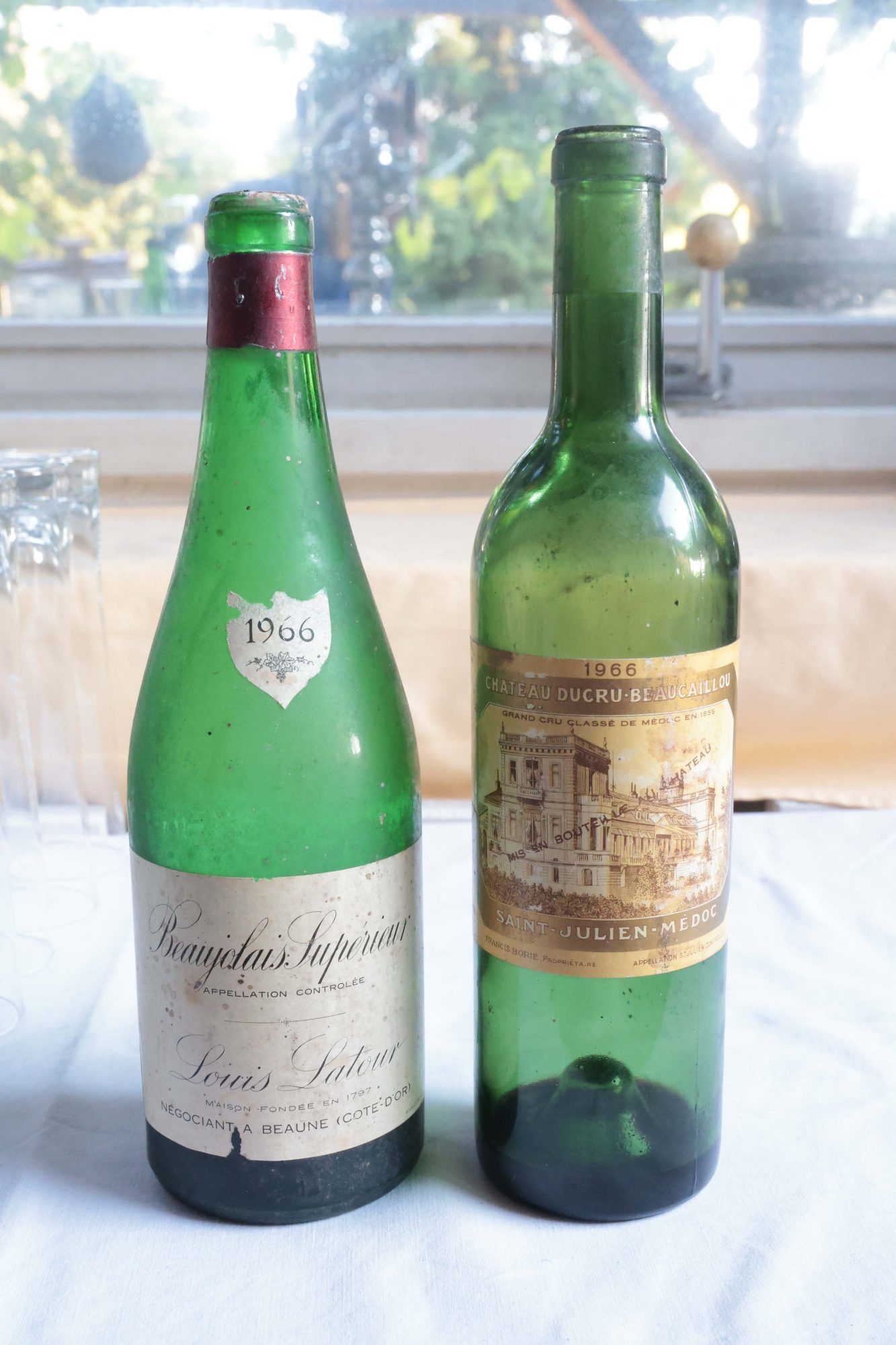 Zwei Bordeaux des Jahrgangs 1966.