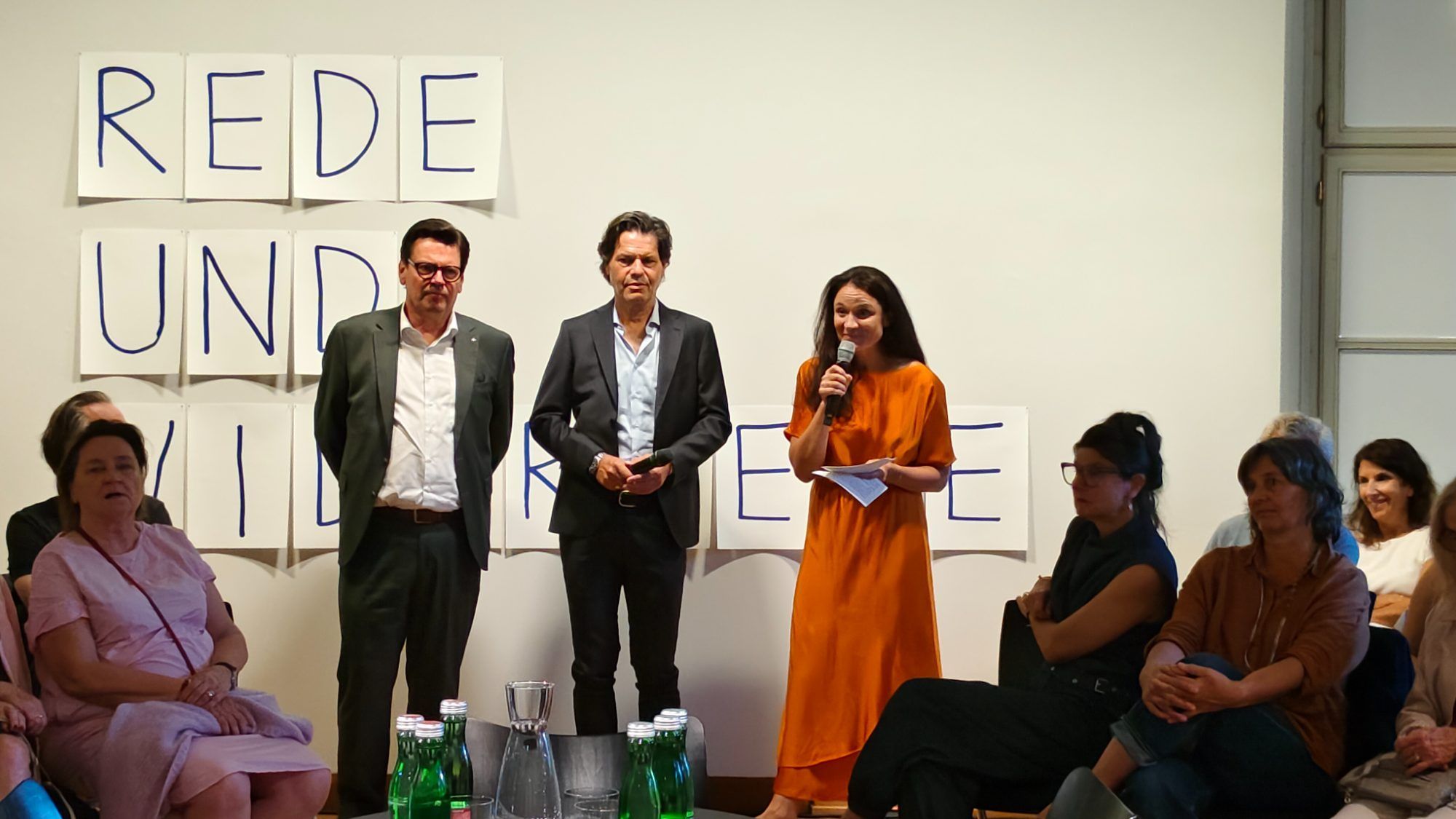 Herzlicher Empfang: Stefan Vetter, Manfred Rädler und Maria Simma begrüßten die Diskussionsgäste.