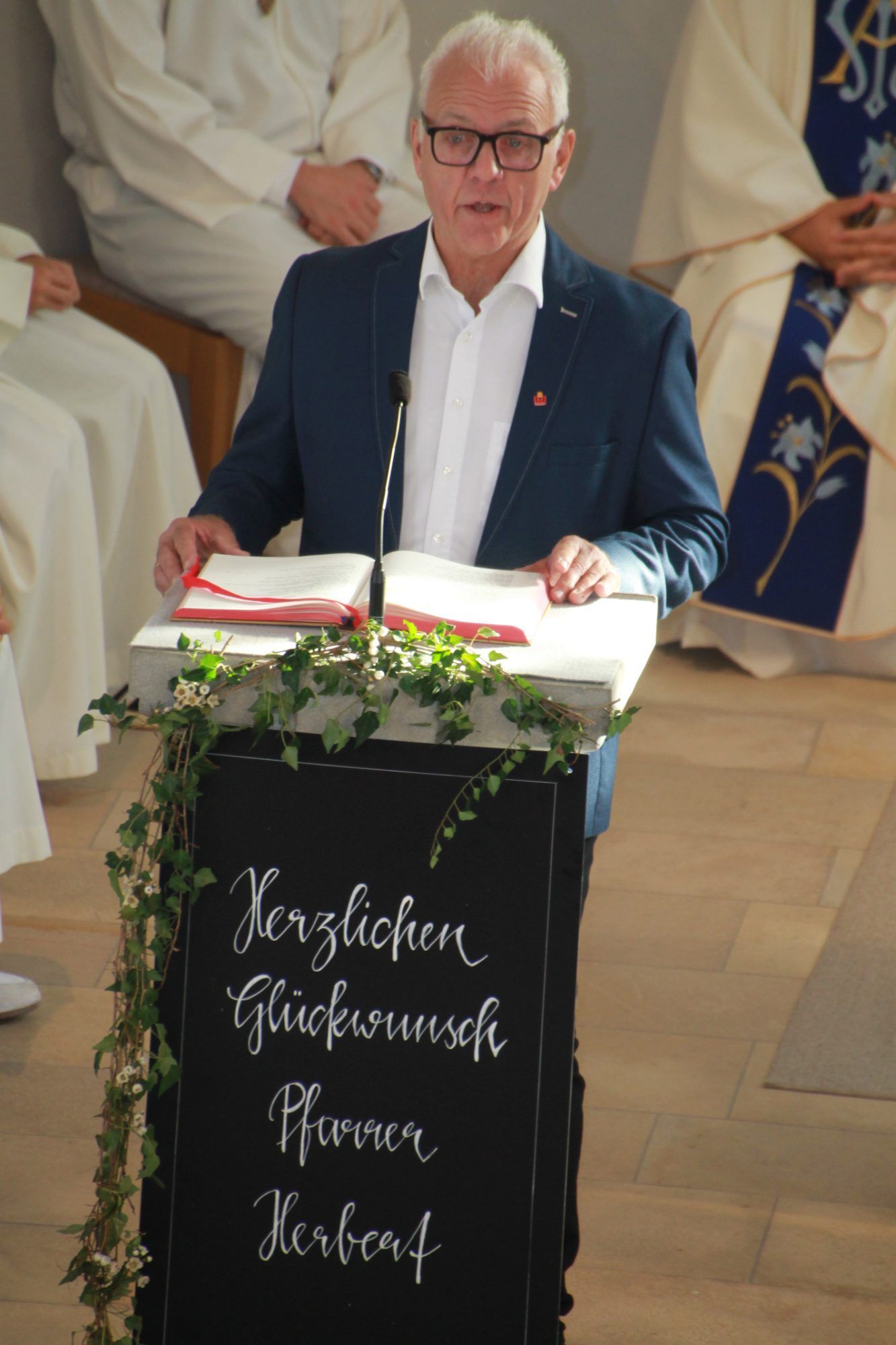 Lektor Hubert Sinz beim Gottesdienst zu Ehren von Herbert Böhler, der im Juli 1966 in Buch Primiz feierte. 