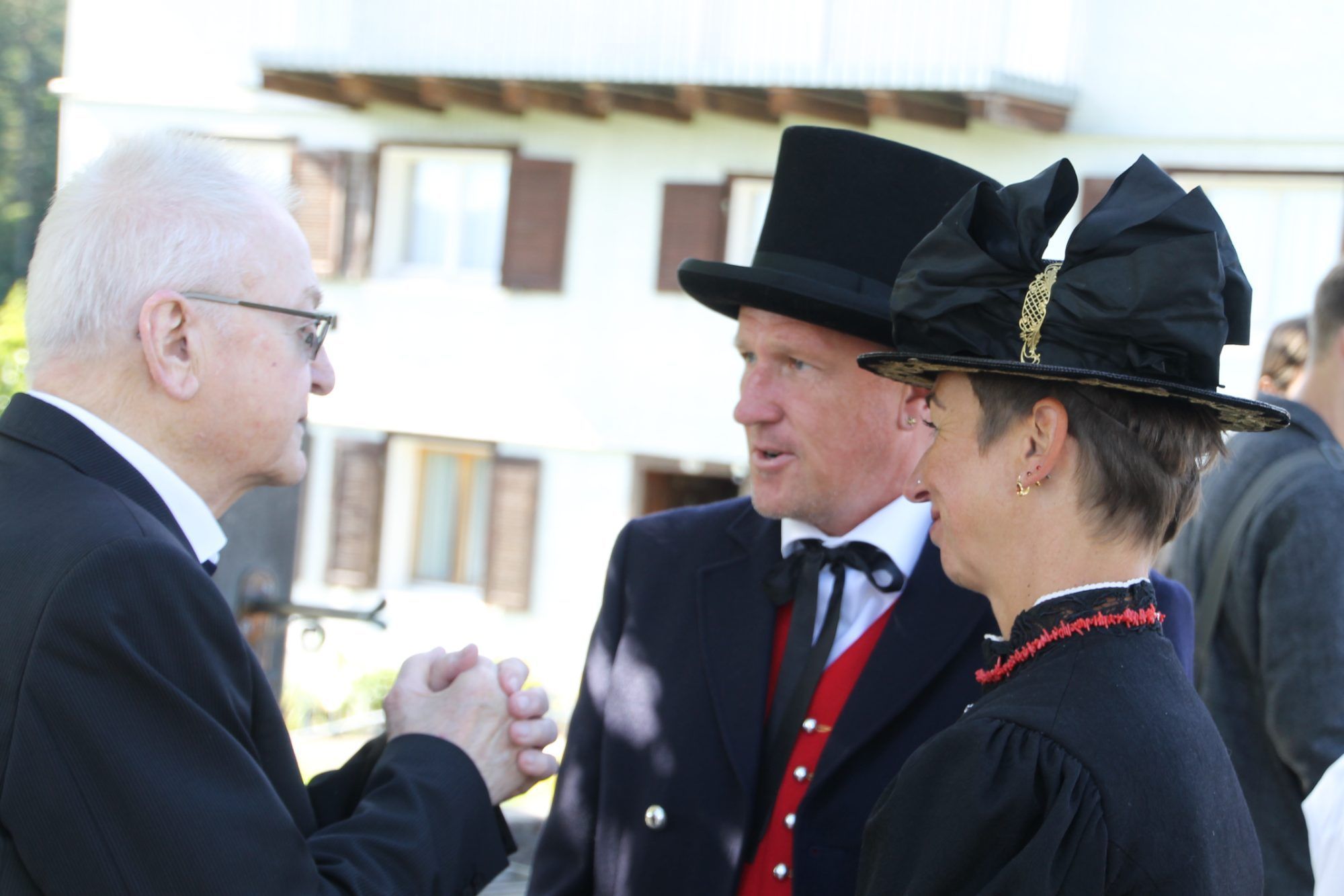 Standesgemäß: Jubilar Herbert Böhler freute sich über das Gespräch mit ehemaligen Weggefährten - in standesgemäßer Tracht - aus Schruns. 