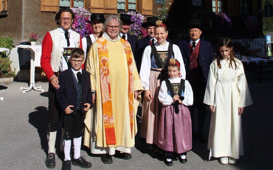 Ministrantinnen und Ministrant sowie Schröckener Honoratioren holten Pfarrer Friedel zum symbolischen Einzug in die Pfarrkirche ab. PETER STRAUSS