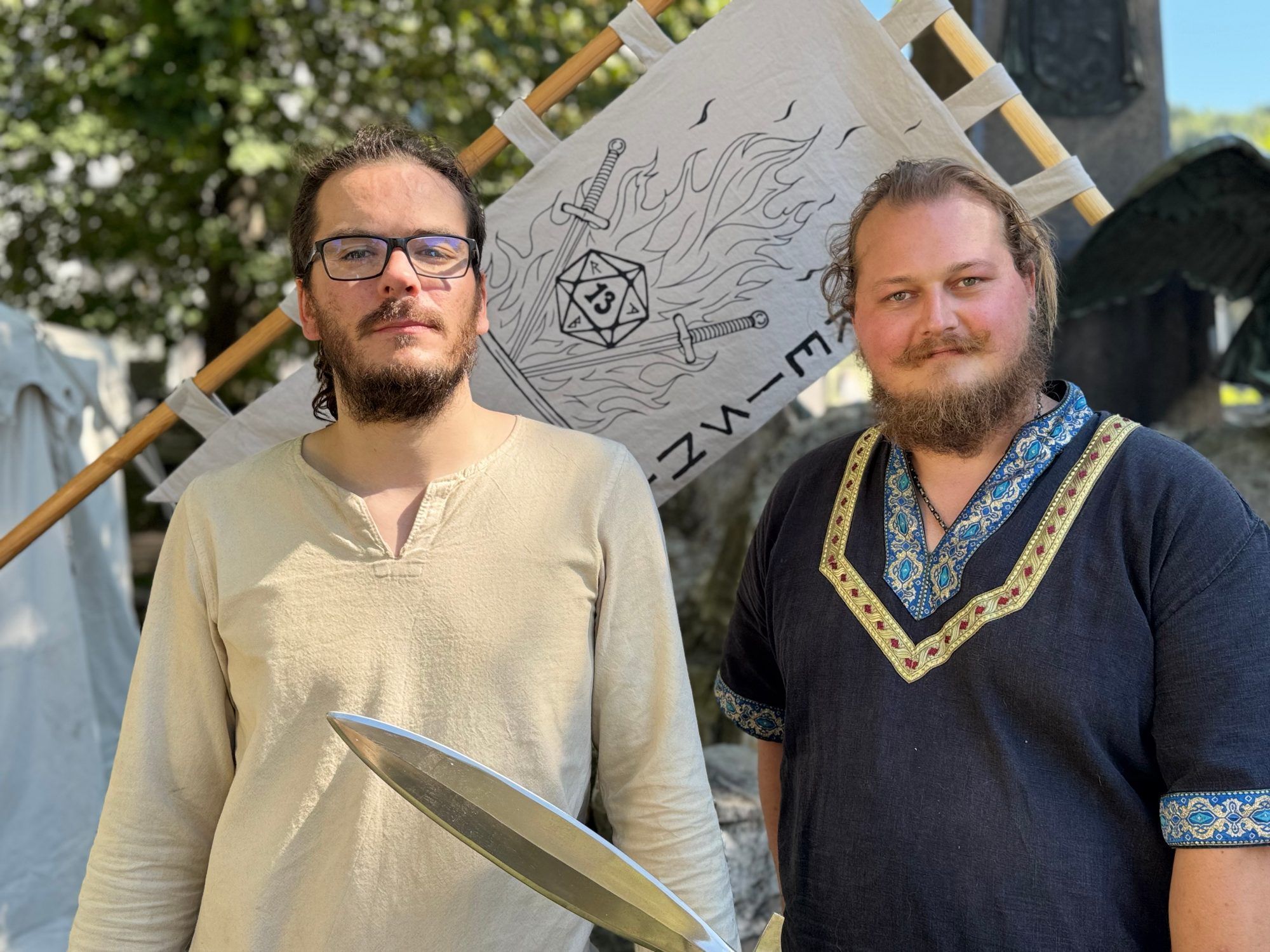 Klemens Scheffknecht und Felix Hehle im Mittelalterdorf.