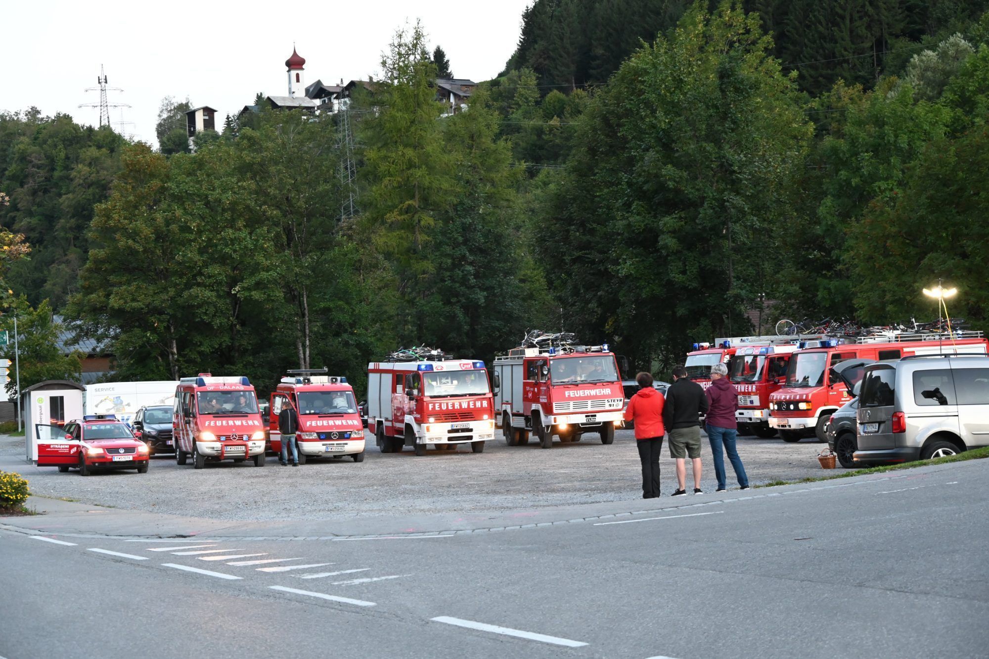 Beim Kristbergsaalparkplatz trafen sich die Feuerwehrleute mit ihren Autos.