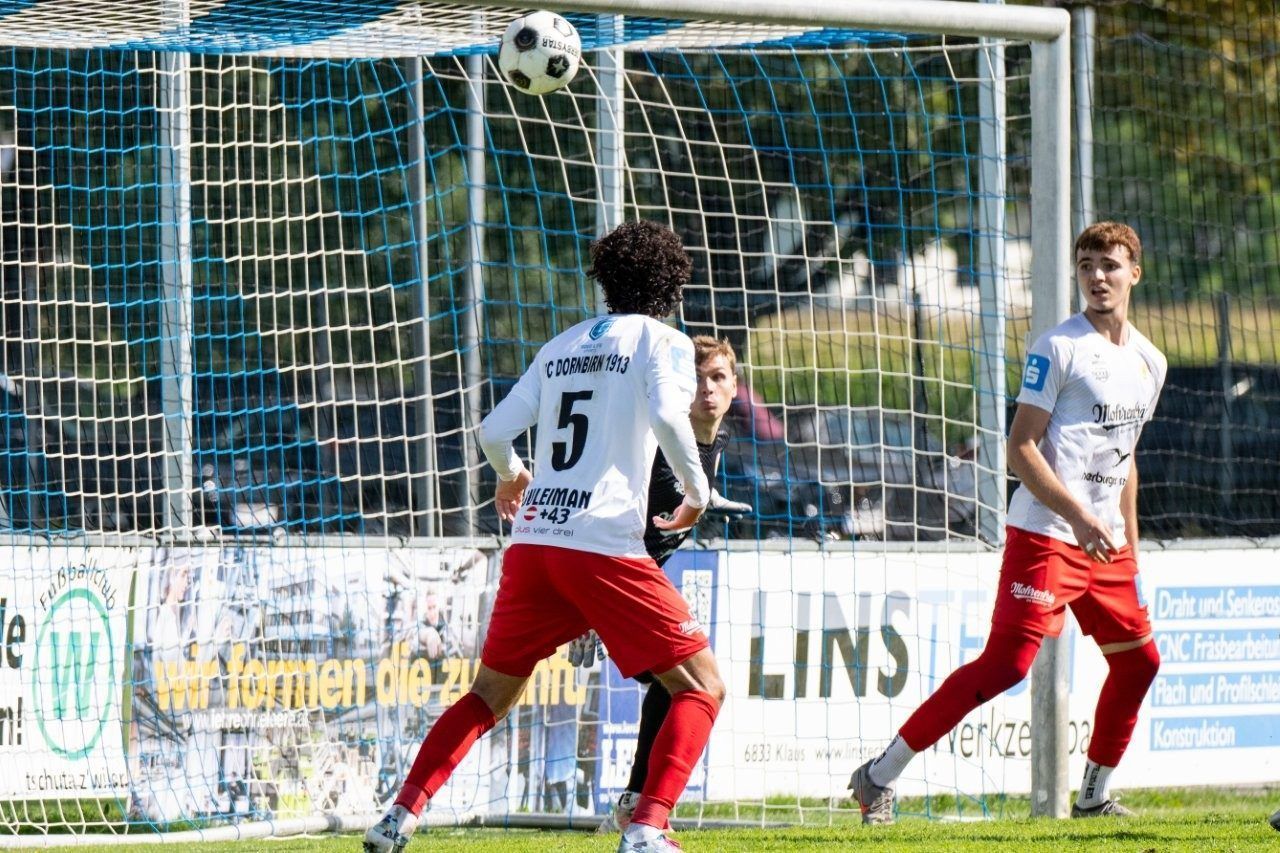 Glück für Dornbirn, als der Schuss von Fabio Scheichl nur an die Querlatte ging. VN-SERRA