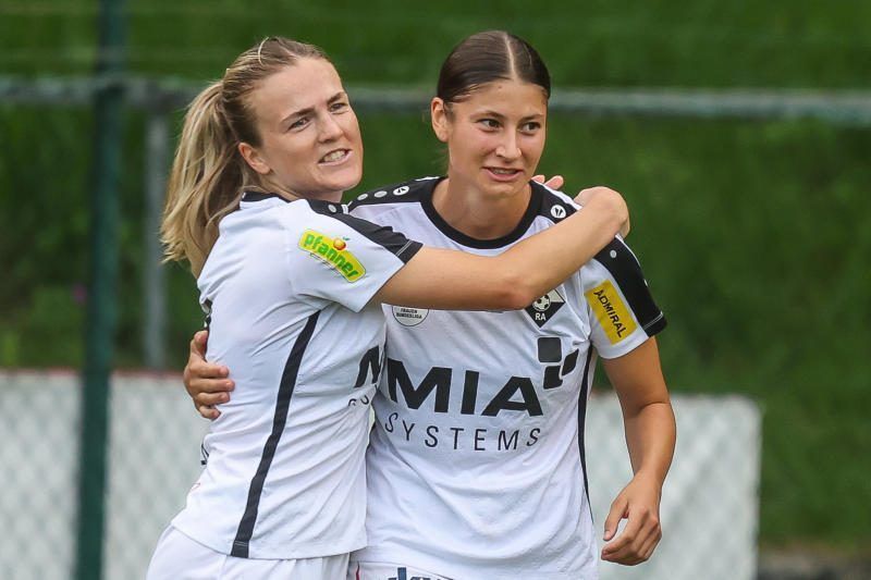 Bestschießen von Altach gegen Rankweil: Julia Kofler (l.) gratuliert Vierfach-Torschützin Joelle Meister. VN-STEURER