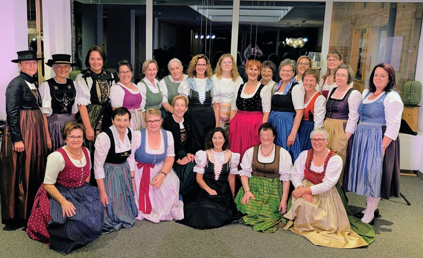 Obfrau Ulrike Bitschnau (1.v.li, knieend) und Anitag Nigg (1.v.li. stehend begrüßten mit Landtagsvizepräsidentin Monika Vonier (3.v.li. stehend) die Vertreterinnen der Landestrachtenverbände aus ganz Österreich.
