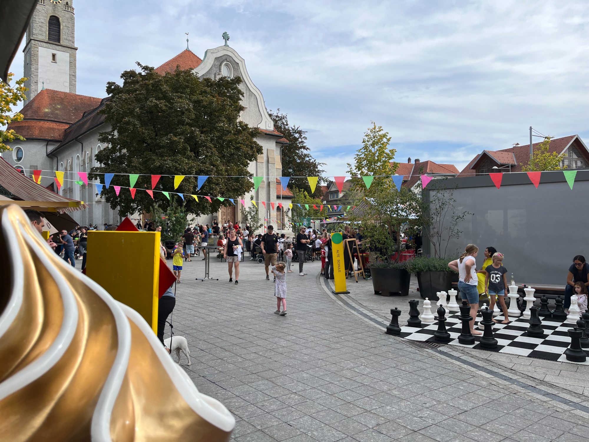 Eis essen, Schach spielen und den Tag genießen.