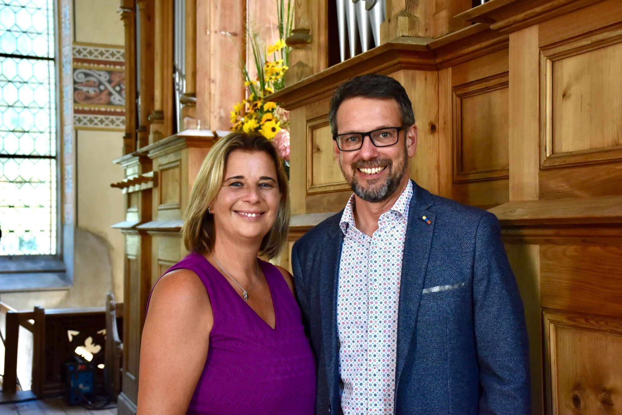 Claudia Oberer (Büro- und Organisationsleiterin, Pfarrverband Mittleres Montafon) und Organist Martin Loretz vor der restaurierten Kirchenorgel der Pfarre Silbertal.
