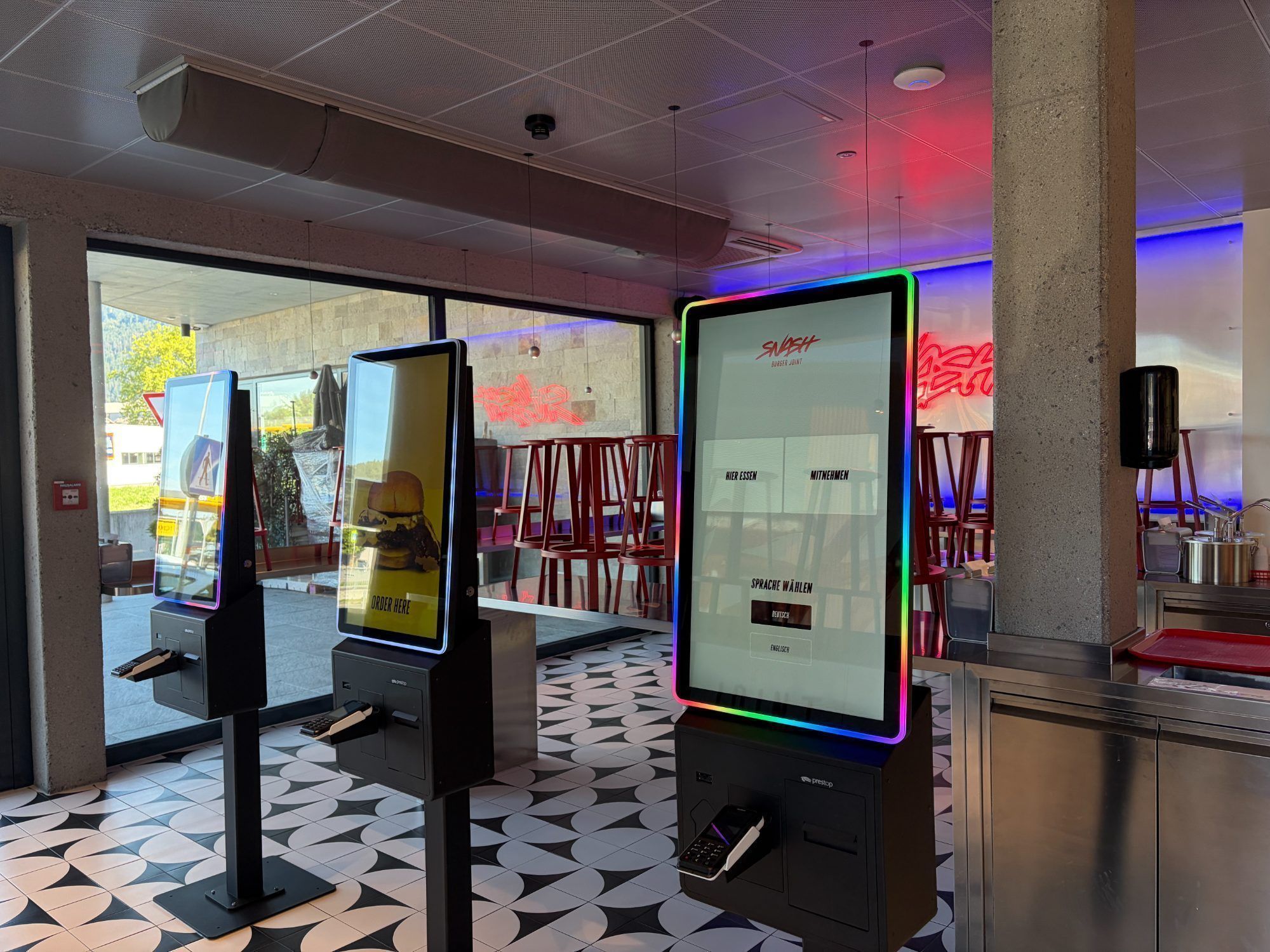 Moderner Innenraum mit Touchscreen-Bestellsystem.