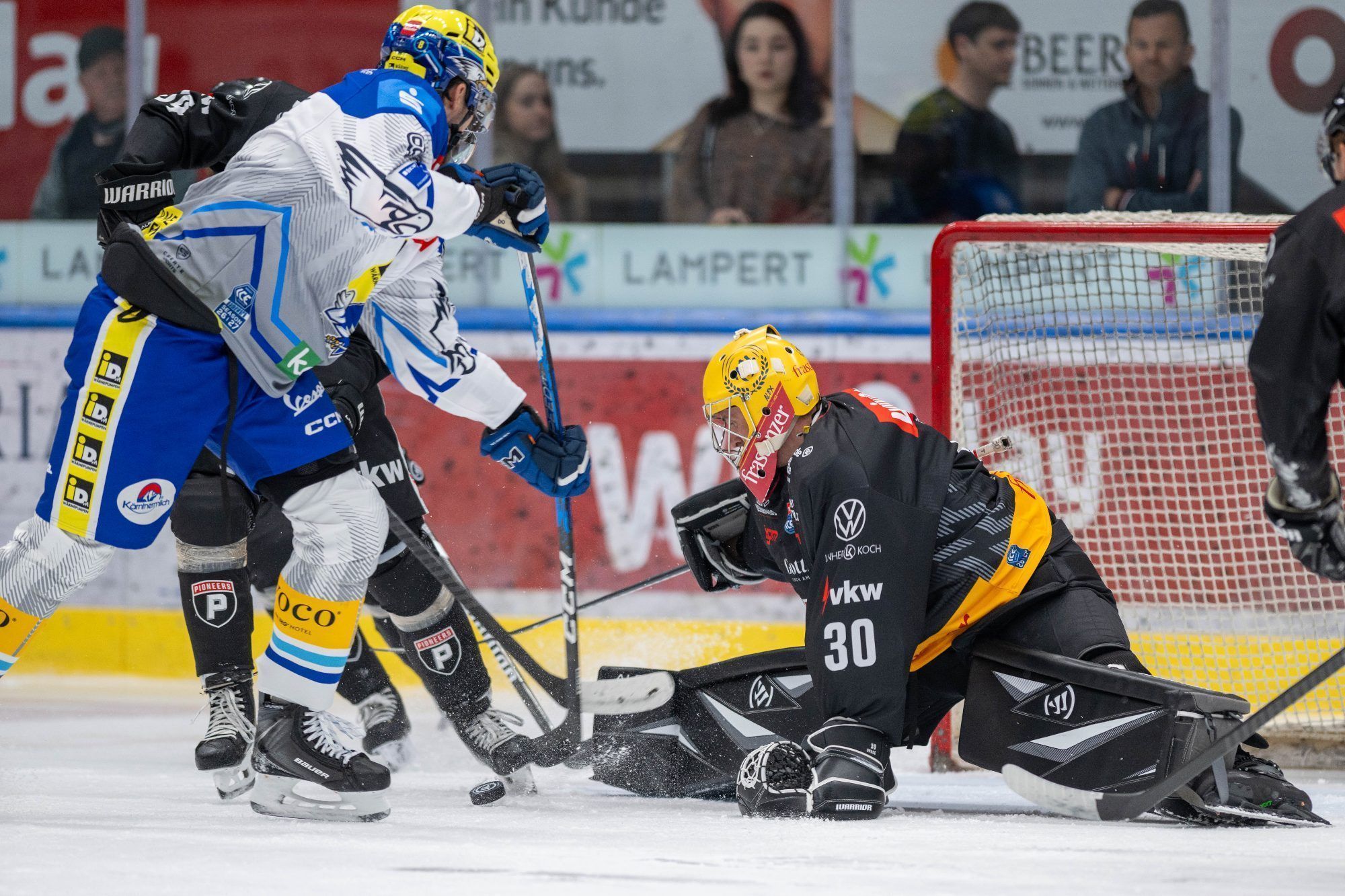 PIV-Goalie Alex Caffi hatte einen arbeitsreichen Abend.