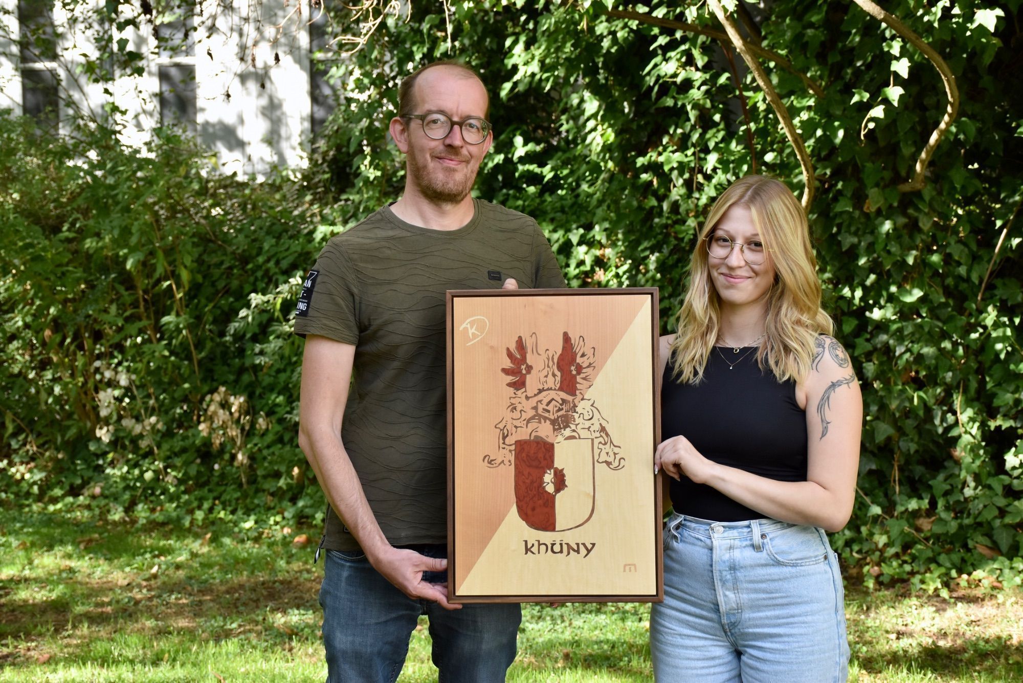 Daniel und Tiffany Khüny freuen sich über ihr Familienwappen. Die Intarsienarbeit schuf Markus Khüny.
