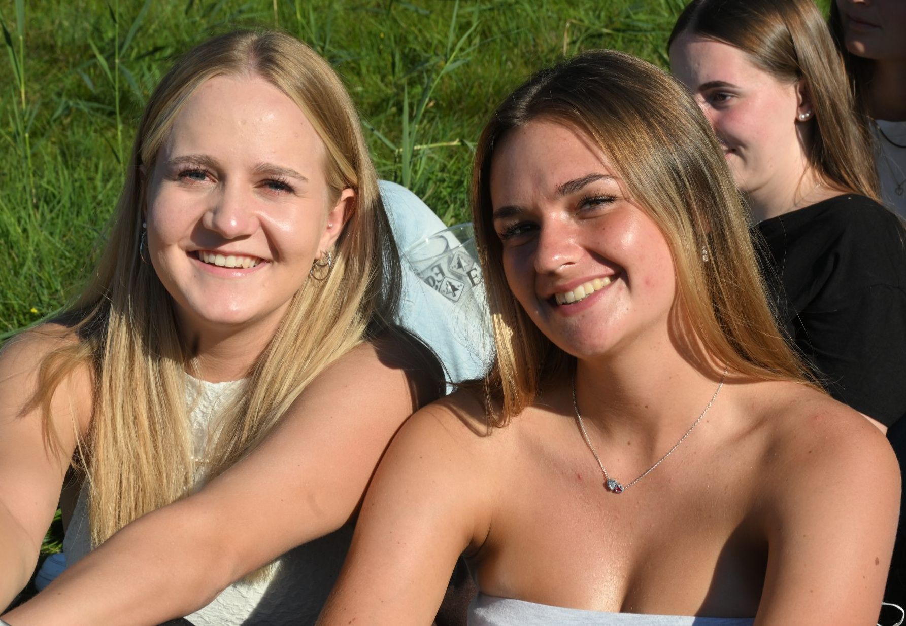 Leni und Gloria sind zwar selber nicht mitgefahren - sie  genießen den Spätsommertag und das Renn-Ambiente