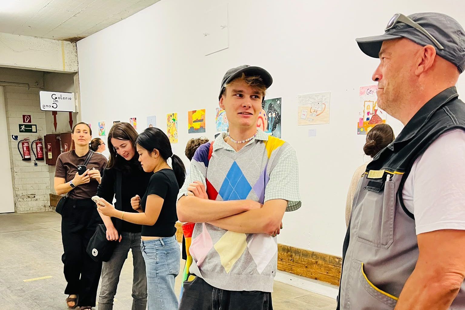 Für die Jugendlichen bot die Ausstellung die Möglichkeit, ihre Arbeiten außerhalb der Schule zu zeigen.