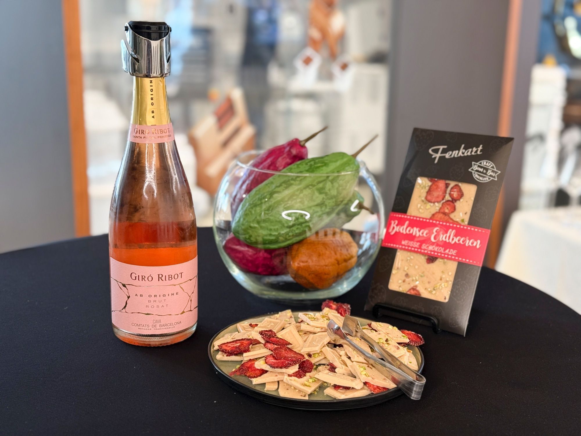 Wahre Geschmackspoesie entfaltete sich zwischen einem Cava Giró Ribot Rose und der weißen Bodensee Erdbeerschokolade