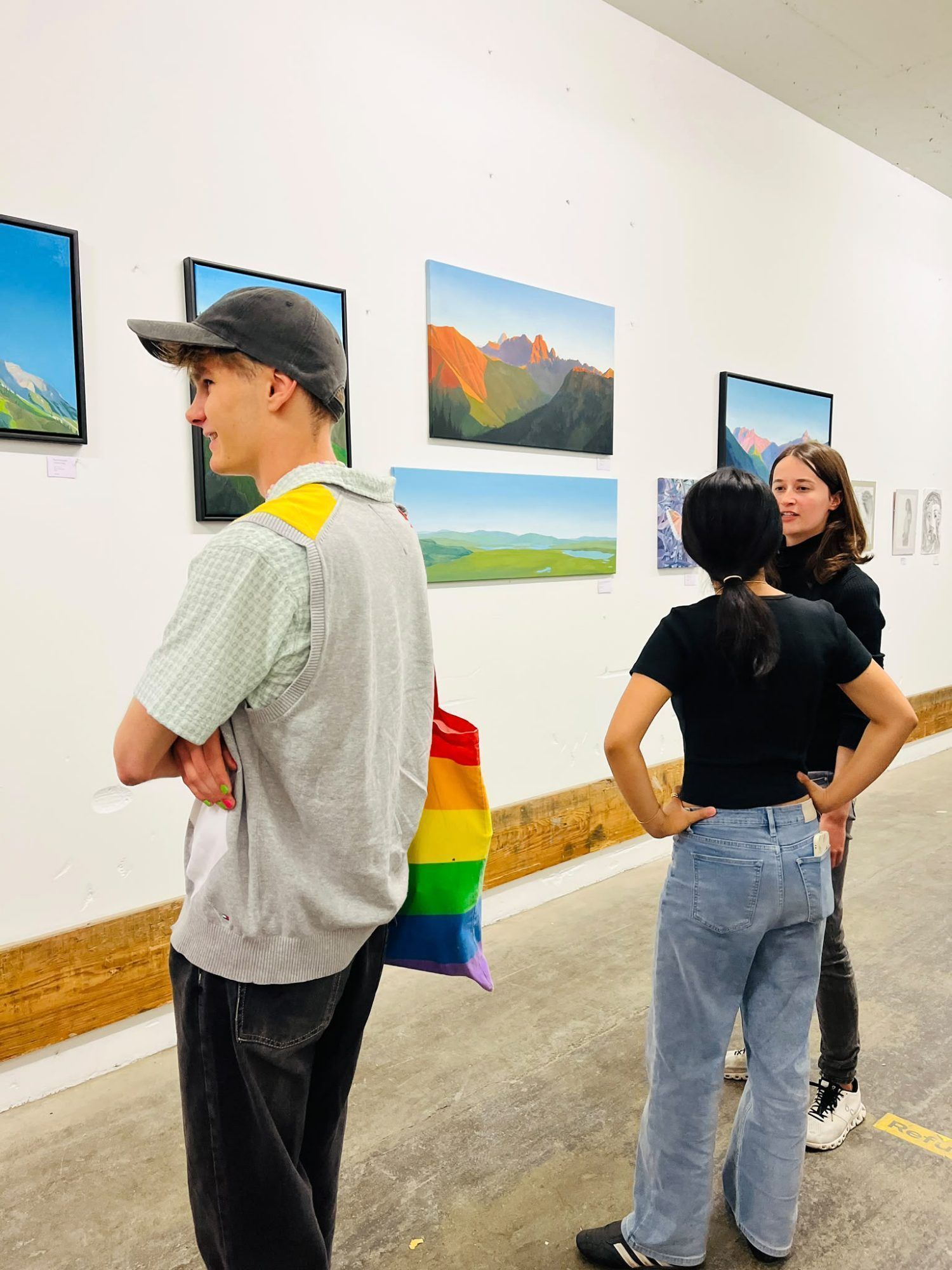Die Jugendlichen tauschten sich bei der Vernissage über die ausgestellten Arbeiten und ihre unterschiedlichen Zugänge zur Kunst aus.