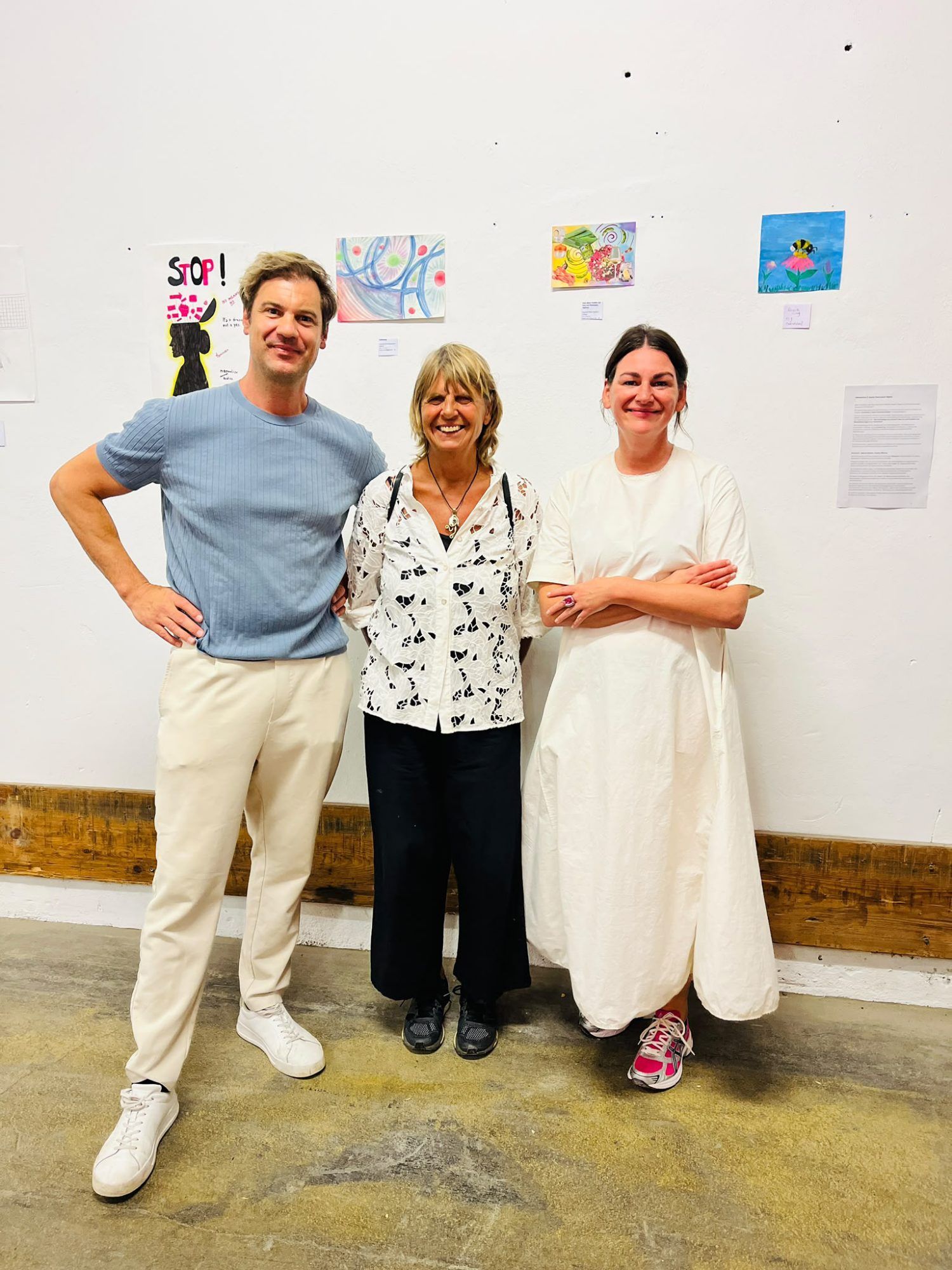 Kunstlehrer Stefan Gander-Schwarzenauer (BGD) mit Magdalena Nothaft (Galerie Oberstdorf) und Bettina Steindl (Campus Väre).