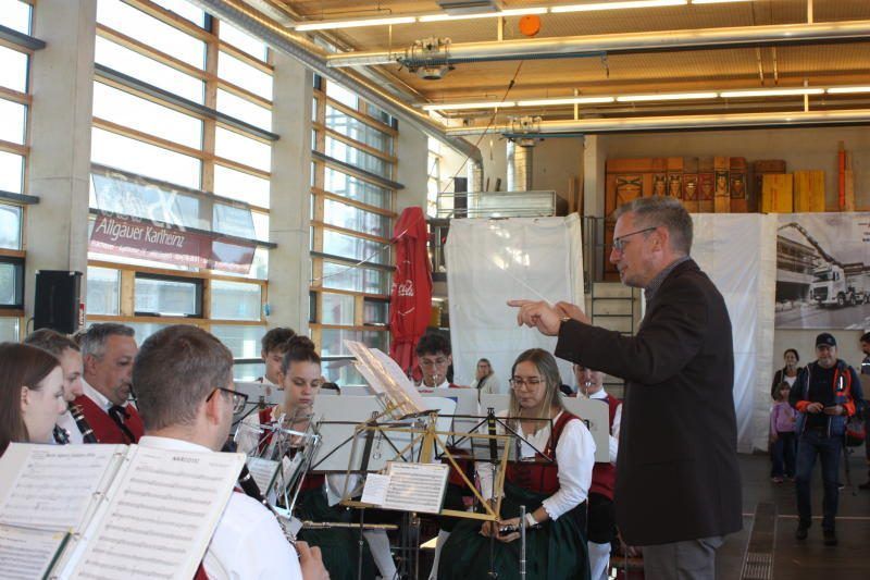 Michael Schnetzer hebt den Taktstock. Schützenmusik Sulz spielt zum Frühschoppen.