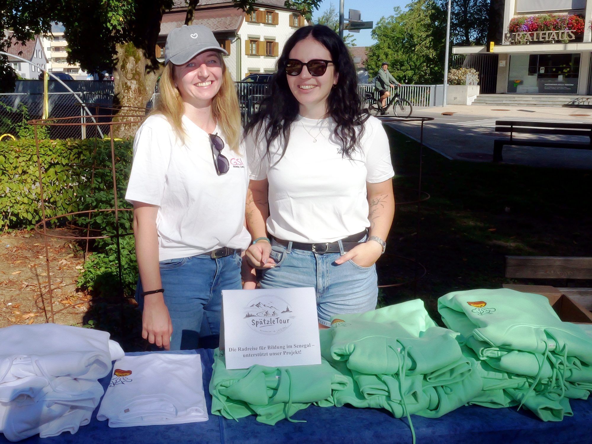 Lina und Lara mit den begehrten T-Shirts und Hoodies mit Fahrrad und Spätzletopf.