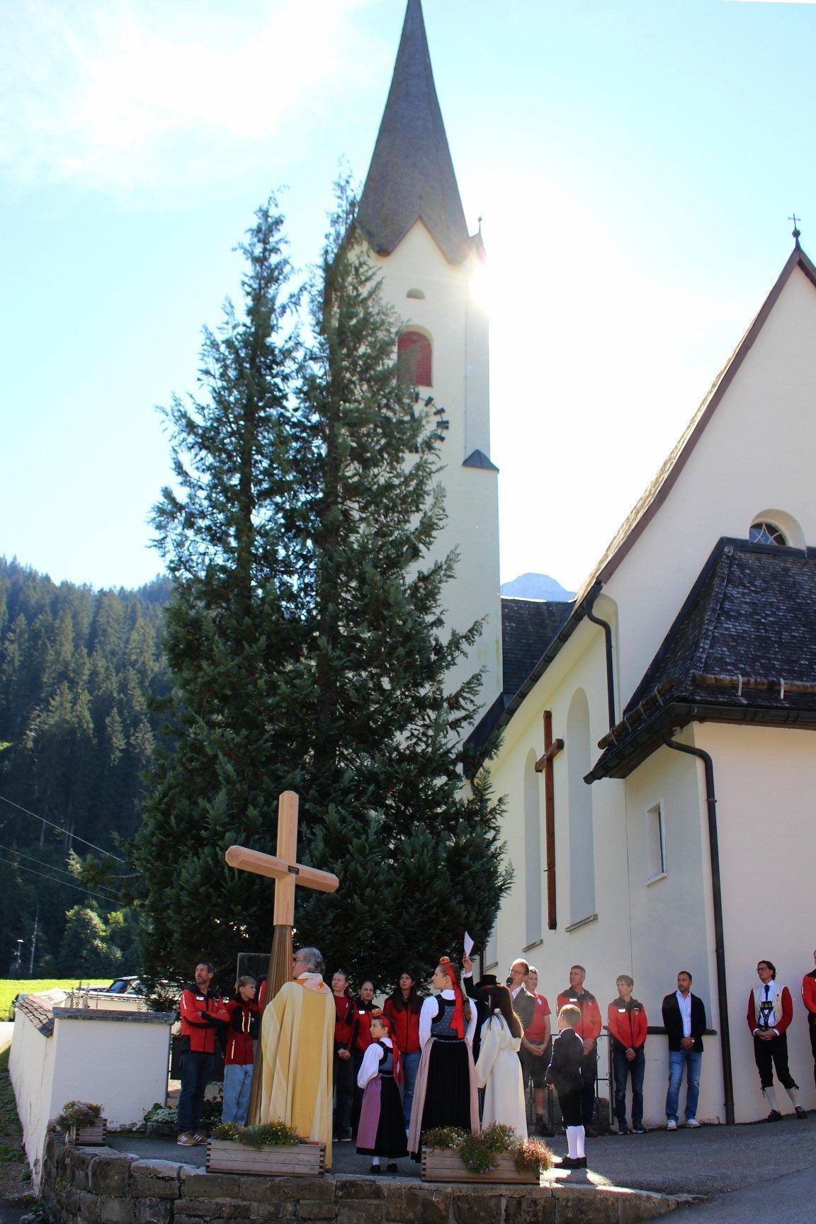 Nach der Segnung geht das Gipfelkreuz als Exponat der Handwerk + Form zurück nach Andelsbuch. Erst nach dieser Ausstellung wird es auf den 2412 Meter hohen Gipfel der Juppenspitze gebracht und dort verankert.