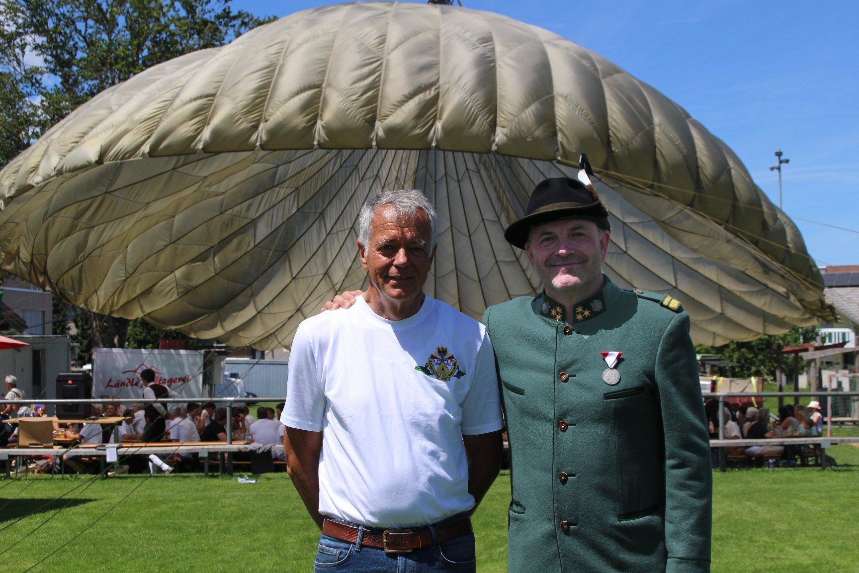 Unter dem originellen „Fallschirm-Zelt“ fand zum Jubiläumsjahr der Hohenweiler Schützen ein besonderer Frühschoppen statt. Jetzt laden Peter Feurstein (li.) und Stefan Achberger am Samstag, 13 bis 18 Uhr, und Sonntag, 10 bis 17 Uhr, zum Jubiläumsschießen ein. PETER STRAUSS