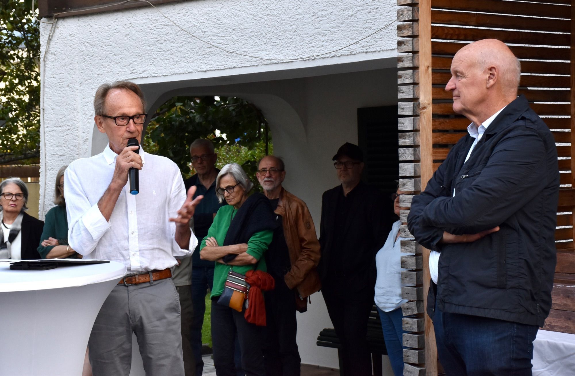 Moderator Bruno Winkler und der ausstellende Künstler Hermann Präg im Garten der Galerie in Schruns.