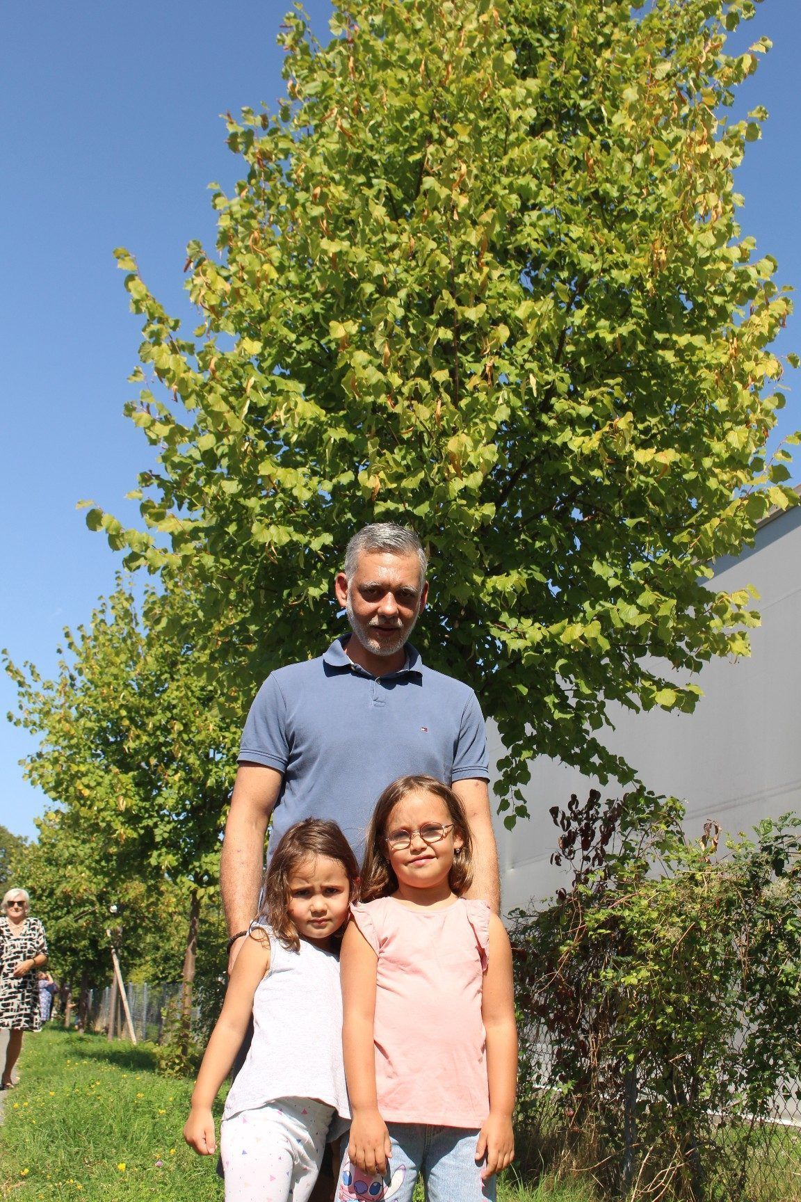 Papa Bojan mit den Töchtern Kristina (r.), die 2019 dabei war und der zwei Jahre jüngeren Nikolina, die bei einer späteren Aktion ihren Baum bekam.