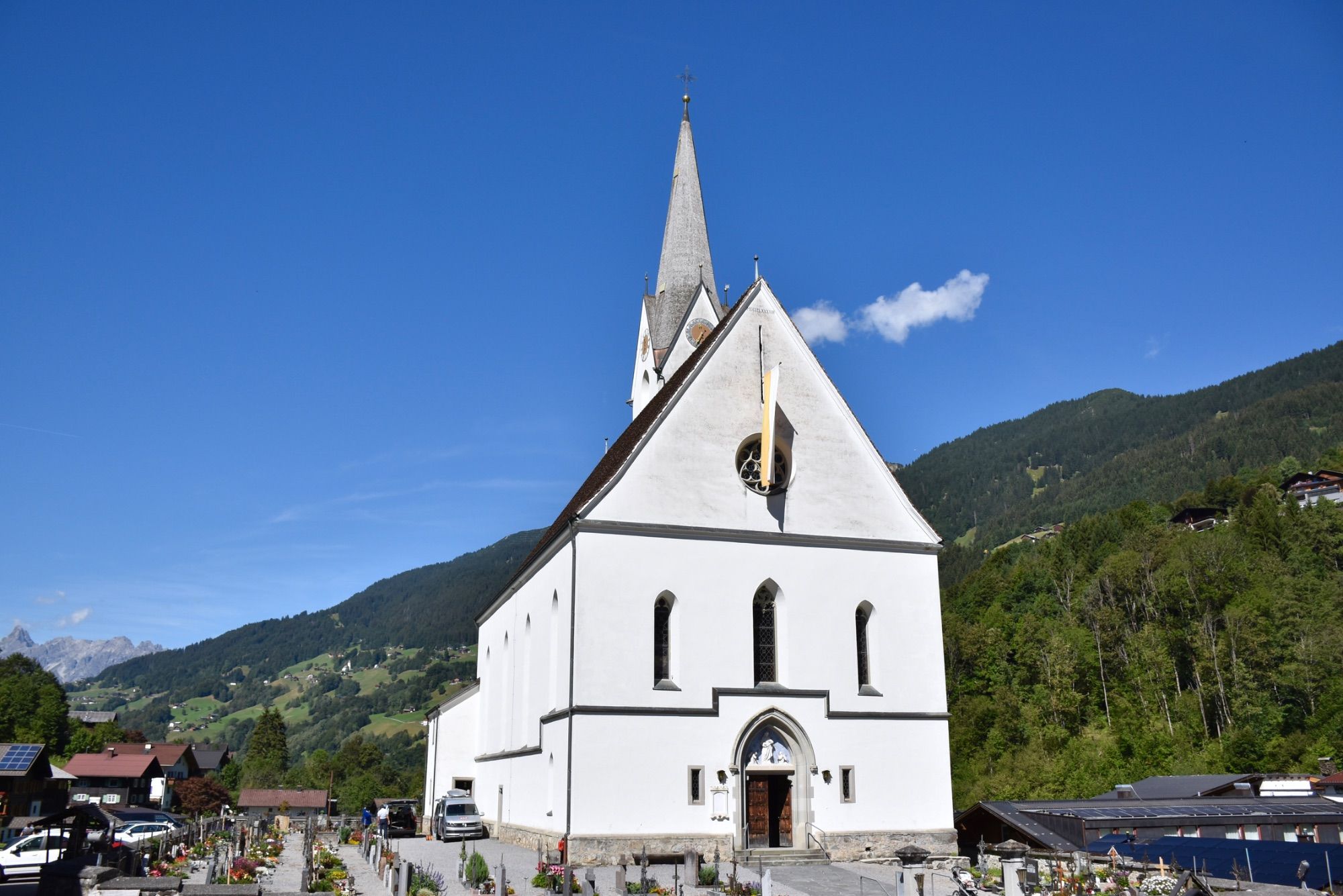 Innen- und Außenaufnahmen der Pfarrkirche Silbertal, Orgel und Orgelspieltisch.