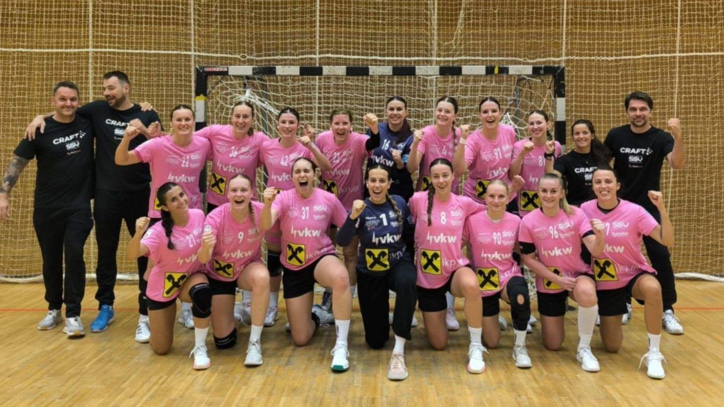 Grund zum Jubeln: Die Schoren-Girls feiern nach dem 38:30-Erfolg in Perchtoldsdorf einen gelungenen Saisonauftakt.