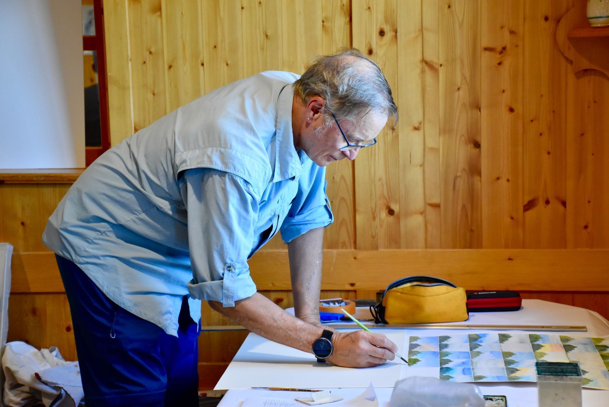 Roland Haas arbeitet in seinem Atelier.